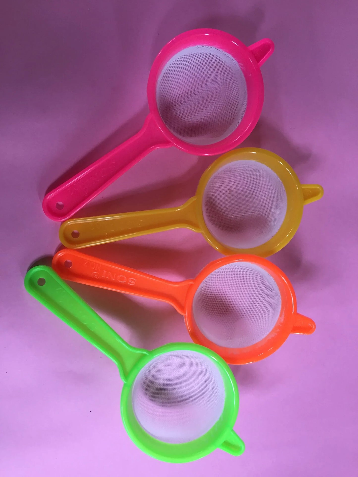 Plastic Conical Shape Gold Tea Strainer/Chalni