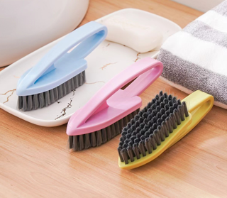PLASTIC BRUSH