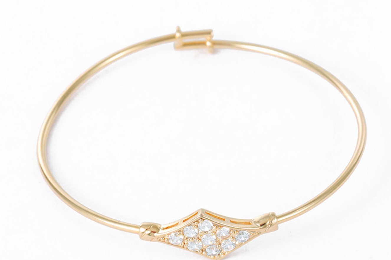 Elegant adjustable bangle